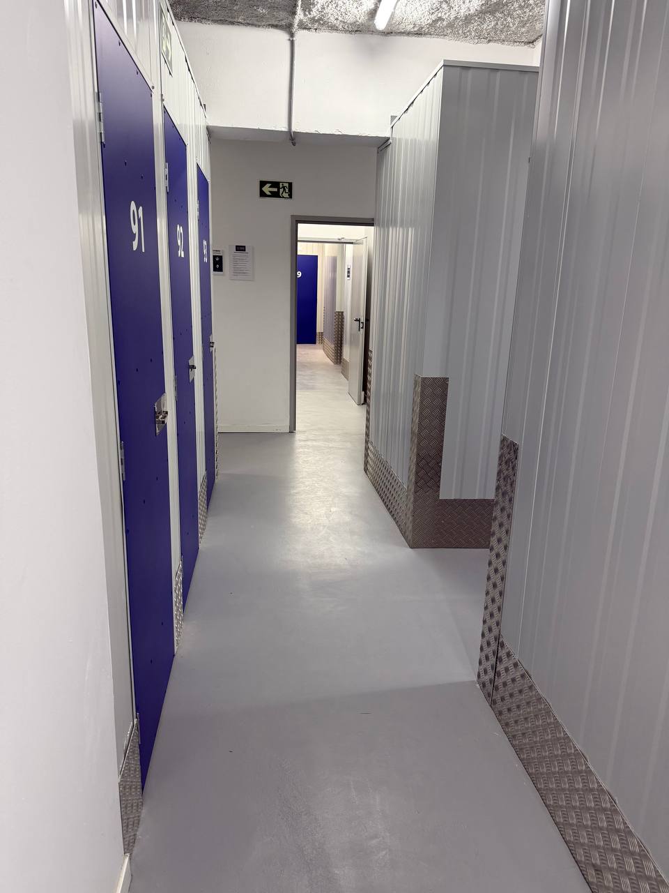 Pasillo interior de trasteros con módulos alineados