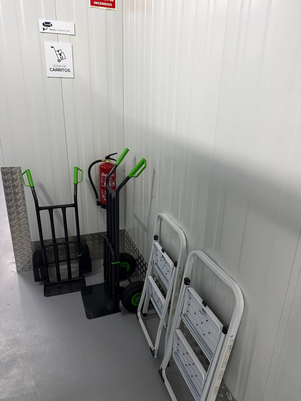 Zona interior con carretillas para mover cargas con facilidad